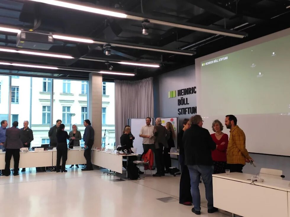 Teilnehmende diskutieren beim Workshop "Rechte der Natur" in Berlin im Februar 2024