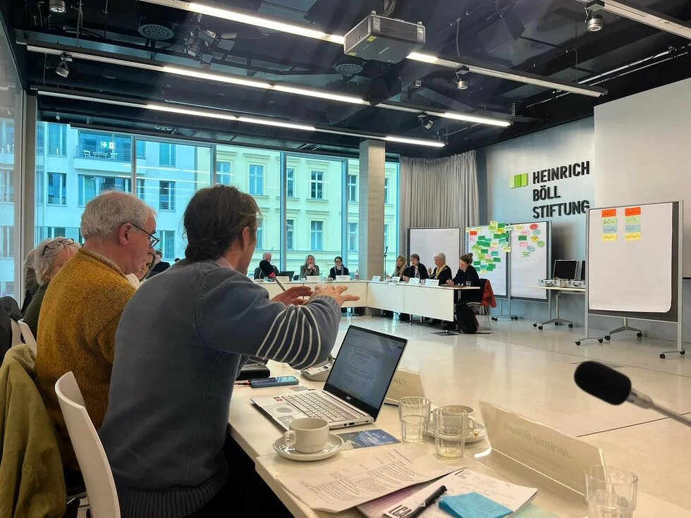 Teilnehmende diskutieren beim Workshop "Rechte der Natur" in Berlin im Februar 2024