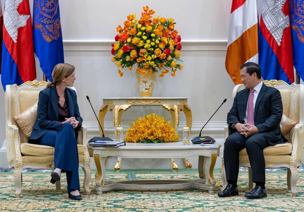 USAID-Administratorin Samantha Power und der kambodschanische Premierminister Hun Manet USAID-Administratorin Samantha Power und der kambodschanische Premierminister Hun Manet sitzen auf goldenen Sesseln. Im Hintergrund sind vielen Flaggen.