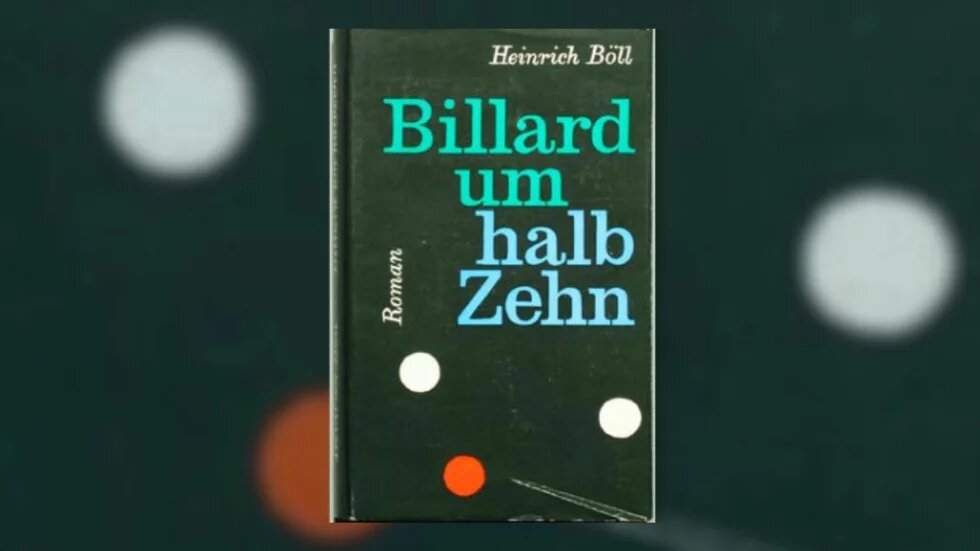 Schutzumschlag der Erstausgabe von "Billard um halbzehn" von Heinrich Böll, 1959 Buchcover „Billard um halb Zehn“ von Heinrich Böll mit drei Billardkugeln auf dunklem Hintergrund.