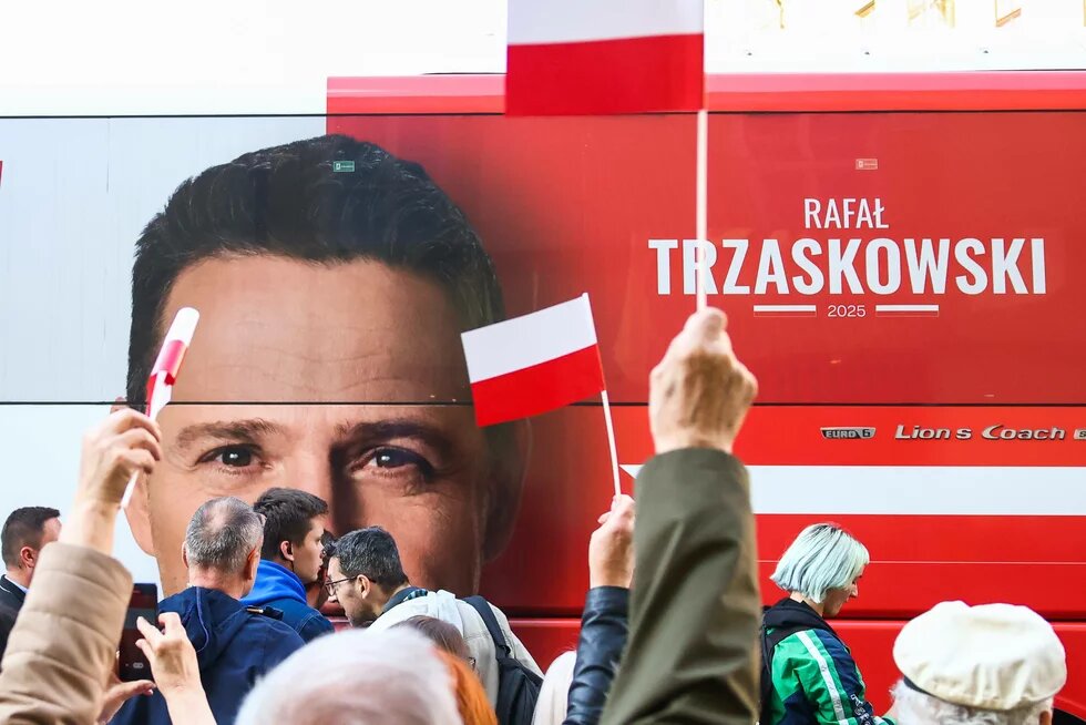 Wahlkampfveranstaltung von Rafal Trzaskowski in Krakau, Polen Ein Wahlkampfbus von Rafal Trzaskowski, dem Bürgermeister von Warschau und Kandidaten der Bürgerplattform (PO) bei den bevorstehenden Präsidentschaftswahlen, fährt nach einer Wahlkampfveranstaltung in Krakau, Polen, am 13. Mai 2025. Menschen mit polnischen Fahnen vor einem Wahlkampfbus von Rafał Trzaskowski.