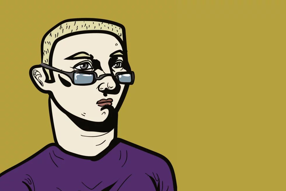 Roman, 20 Jahre Illustration: Person mit kurzem, hellem Bürstenhaarschnitt, Brille mit dunklen Gläsern, ernstem Blick und violettem Oberteil vor gelbem Hintergrund.