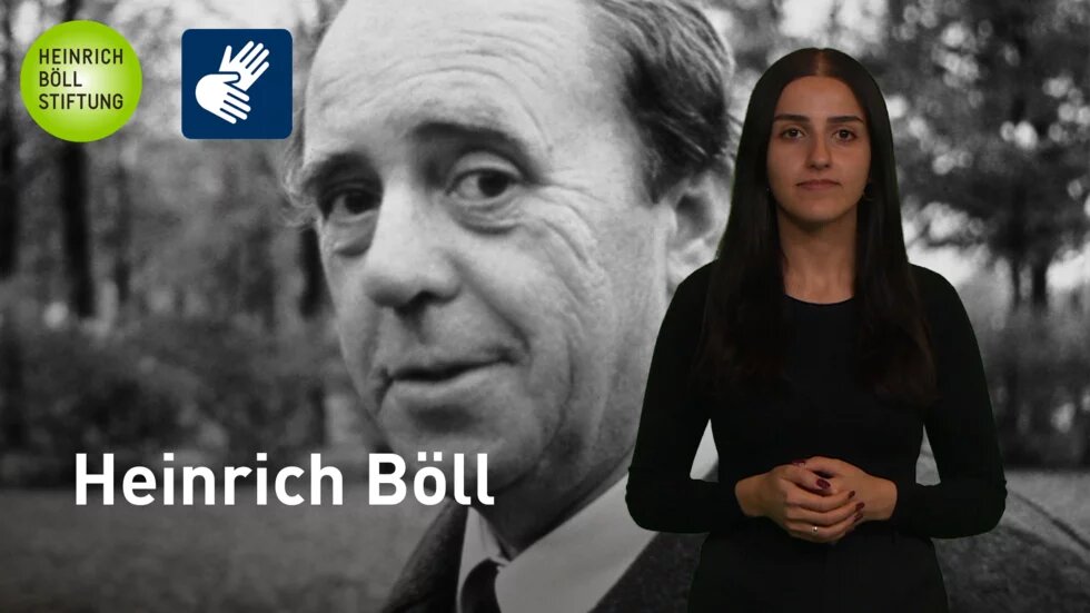 Heinrich Böll im Hintergrund und im Vordergrund eine Gebärdendolmetscherin