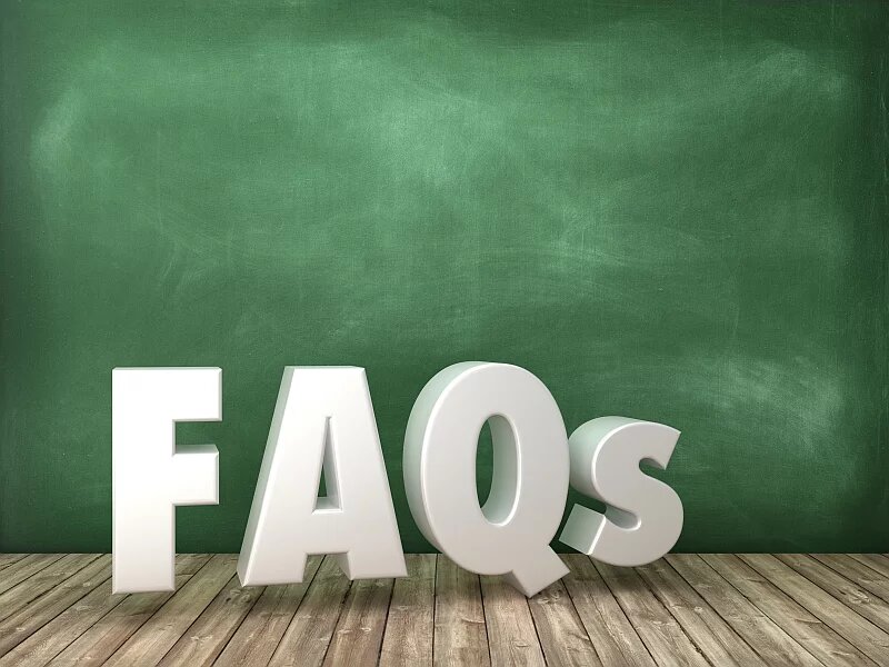 FAQs Weiße Buchstaben vor grünem Hintergrund - FAQs