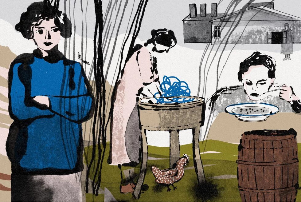 Collageartige Illustration mit Drei Personen im Freien: links steht eine mit verschränkten Armen, mittig wäscht eine an einem Tisch blaue Fäden, rechts isst eine Suppe. Huhn und Fass im Vordergrund, Lagergebäude mit Silhouette im Hintergrund. Gedämpfte Töne in Braun, Grau, Rosa und Grün; kräftiges Blau als Akzent bei Kleidung, Fäden und Tellerrand. Schwarze Linien für Konturen.