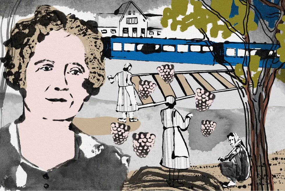 Collageartige Illustration: Großes Frauenporträt links, im Hintergrund drei Personen in grauen Kleidern und mehrere Trauben. Blauer Zug fährt an einem Gebäude vorbei, darunter stilisierte Gleise, rechts ein Baum mit grünem Laub. Farblich dominieren gedämpftes Rosa, Grau, Beige und Braun; kräftiges Blau bei Zug; Rosa bei Trauben. Schwarze Linien für Konturen und Details.