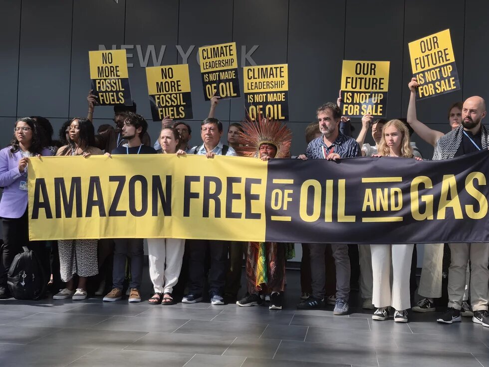 amazon-free-of-gas-and-oil-protest-in-bonn