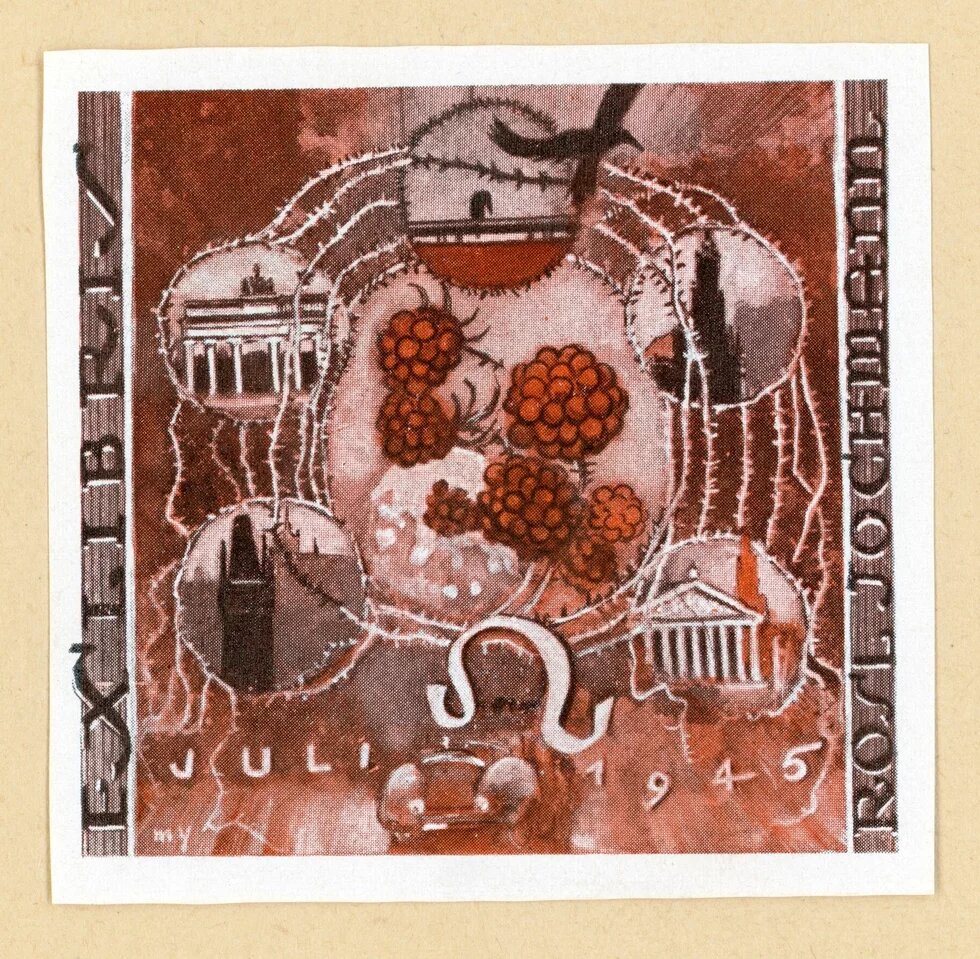 Illustration mit Himbeeren im Zentrum, umgeben von Stacheldraht, Gebäuden, Auto, Omega-Symbol und Text „JULI 1945“ und "Exlibris Rosa Jochmann"