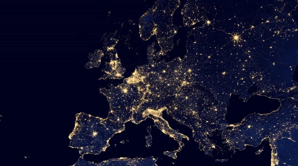 Europe Europa bei Nacht aus dem All, viele leuchtende Punkte zeigen Städte und Ballungsräume. Küsten und Landesgrenzen sind erkennbar.