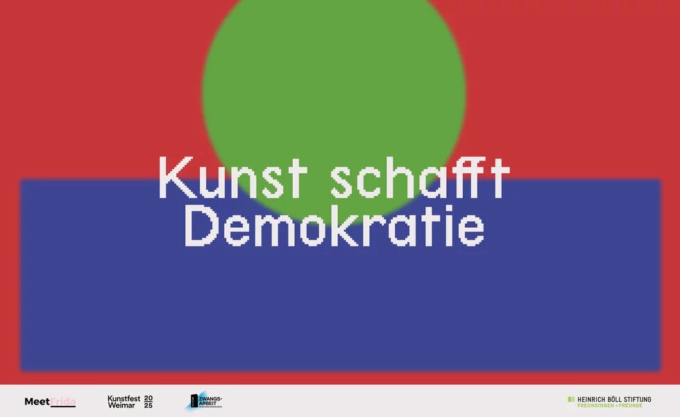 Text „Kunst schafft Demokratie“ vor rotem Hintergrund mit grünem Kreis oben und blauem Rechteck unten. Logos unten am Bildrand.