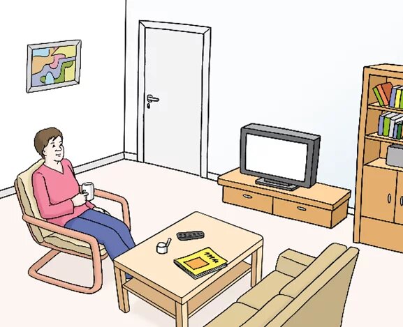 Eine Person sitzt mit Tasse im Sessel in einem Wohnzimmer mit Fernseher, Tisch, Sofa, Regal und Bild an der Wand.