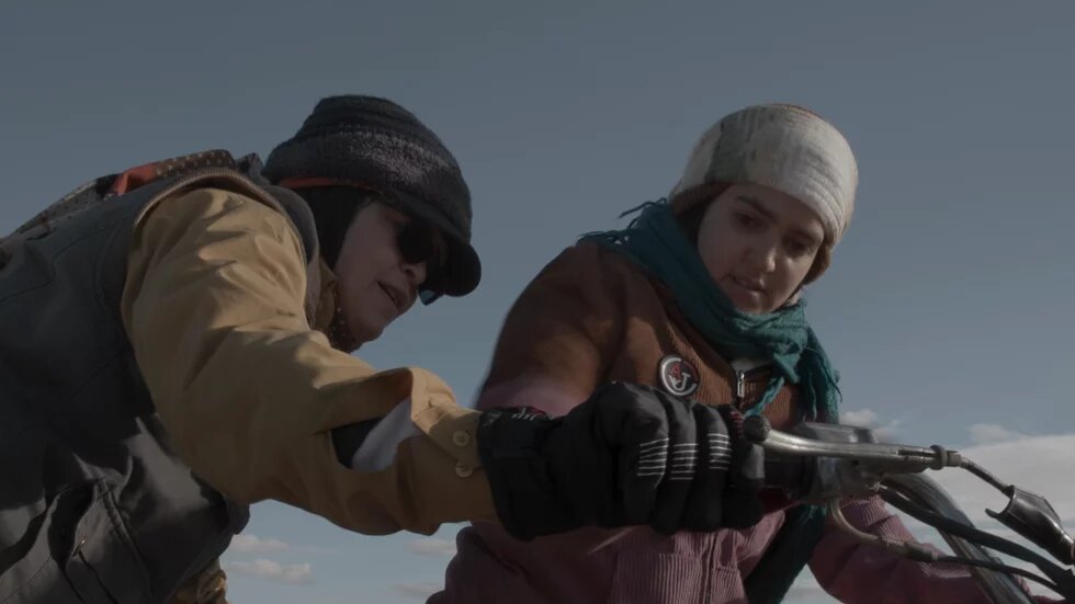 Eine Szene aus dem Film Cutting Through Rocks.