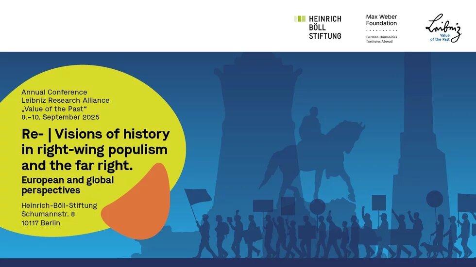 Re-Visions of history in right-wing populism and the far right hbs Bildbeschreiber sagte: Schattenriss von Demonstrant*innen mit Schildern vor Reiterdenkmal und Obelisken, links Infotext zur Konferenz in Berlin.