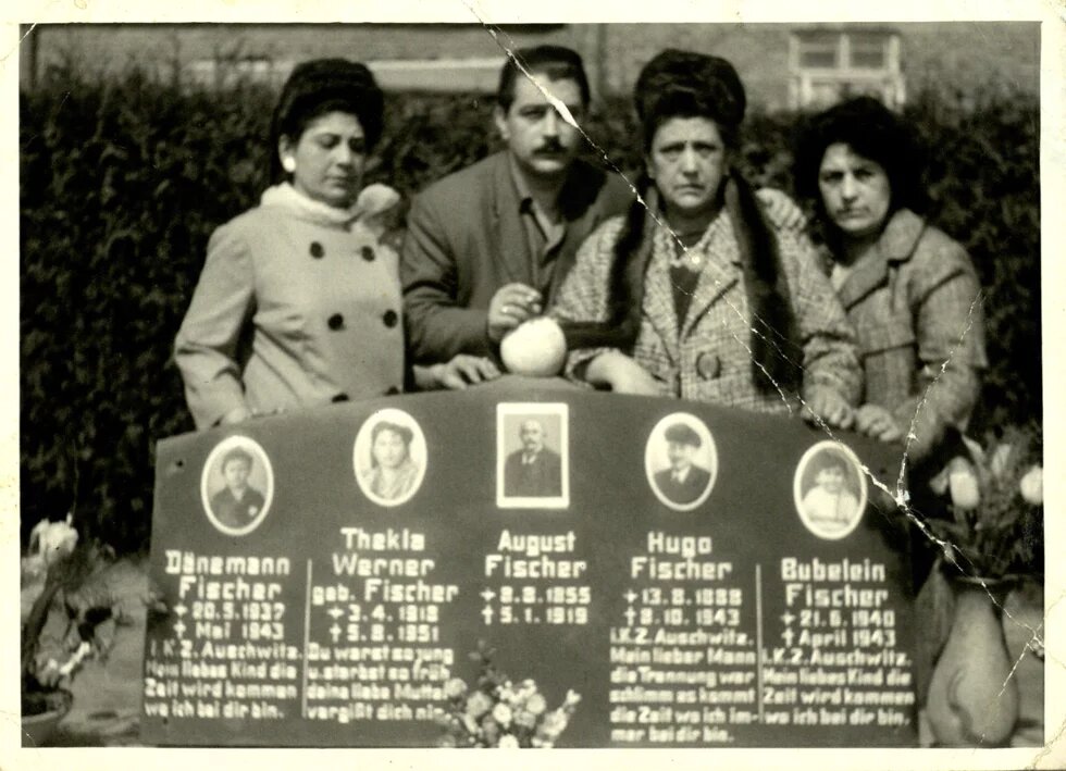 Familie Fischer am Familiengrab in Bremervörde, undatiert, nach 1951