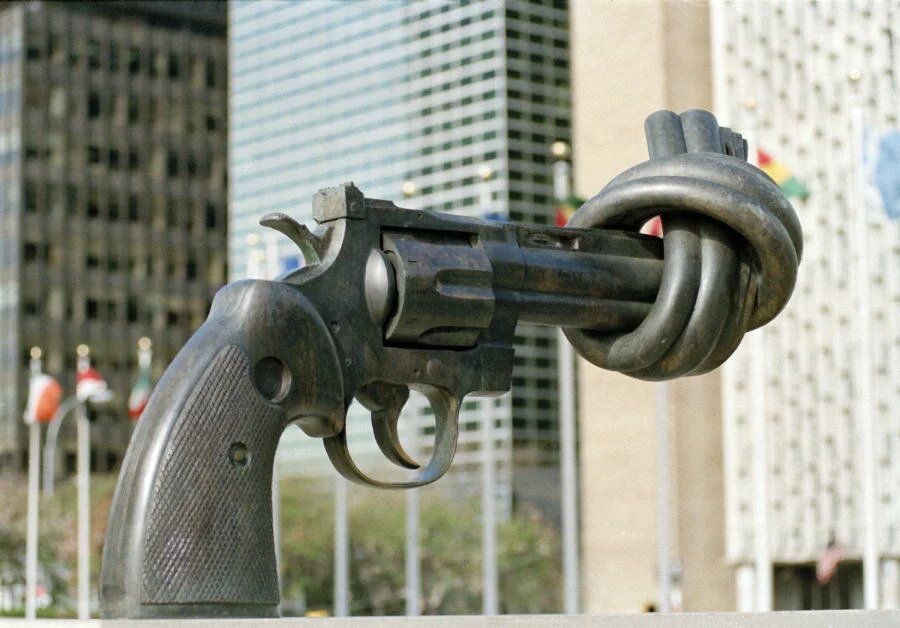 Die "Knotted Gun" vor dem UN-Hauptquartier in New York City.