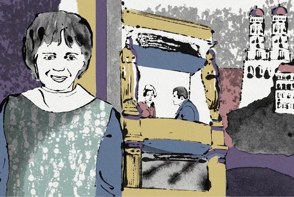 Links eine lächelnde Person, rechts eine Opernloge mit zwei Menschen, im Hintergrund eine Kirche mit Doppelturm.