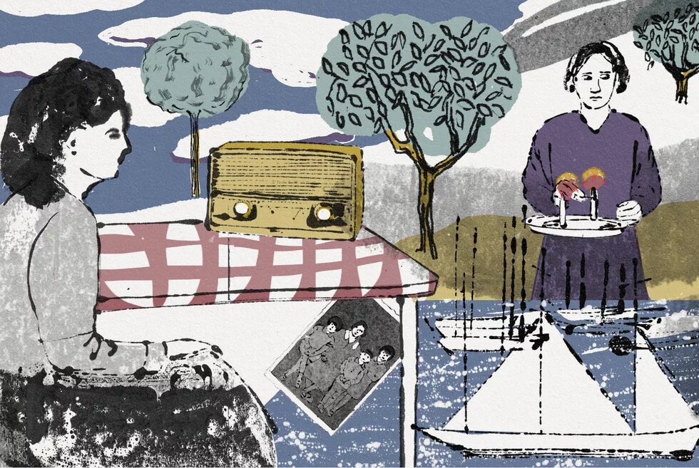 Eine Person sitzt an einem Tisch mit Radio, Foto und Tischdecke; gegenüber zündet eine Person Kerzen an, unten Segelboote auf Wasser.