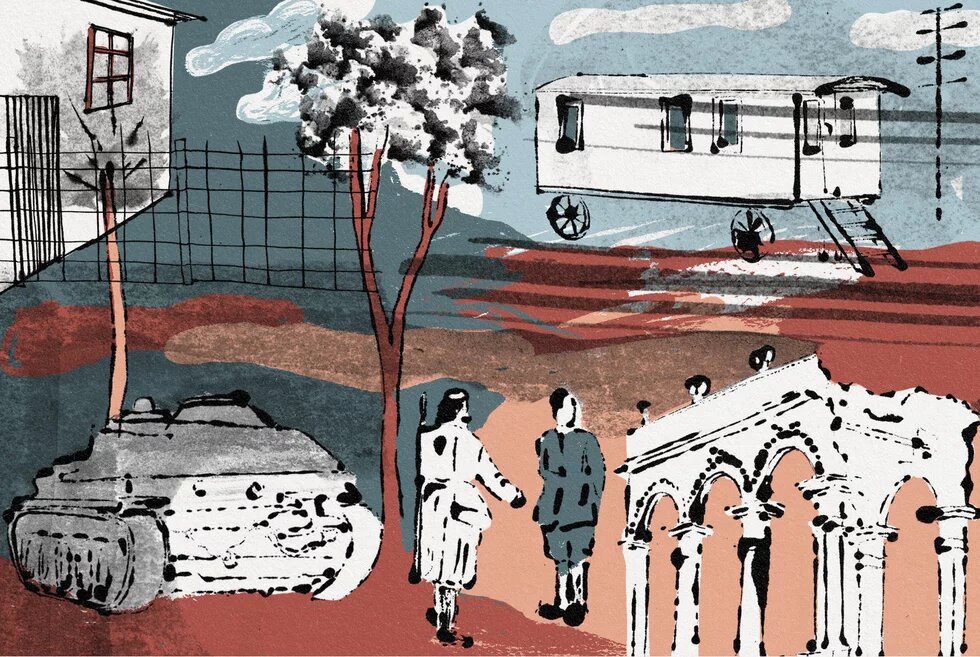 Zwei Personen gehen an einem Panzer vorbei, im Hintergrund ein Zaun, ein Wagen mit Treppe, Bäume und ein Bauwerk mit Bögen.