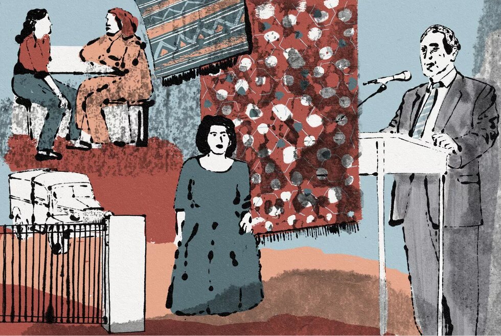 Rechts spricht eine Person am Rednerpult, links zwei Personen am Tisch, unten ein Tor mit Fahrzeug, mittig kniet eine Person vor Teppichen.