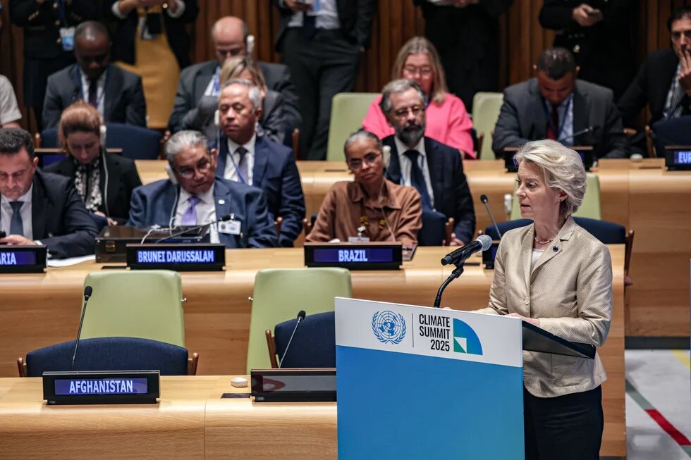 hbs Bildbeschreiber sagte:Ursula von der Leyen speaks at the Climate Summit 2025 podium, surrounded by seated delegates from various countries.