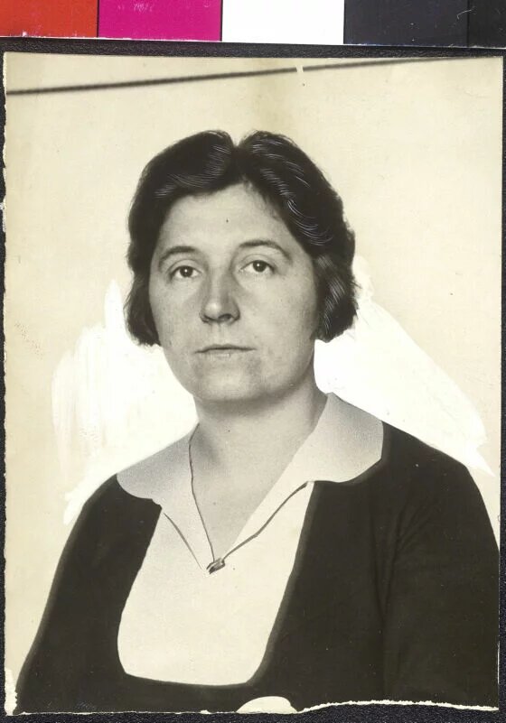 Porträtaufnahme einer Person mit kurzem, dunklem Haar, blickt neutral in die Kamera