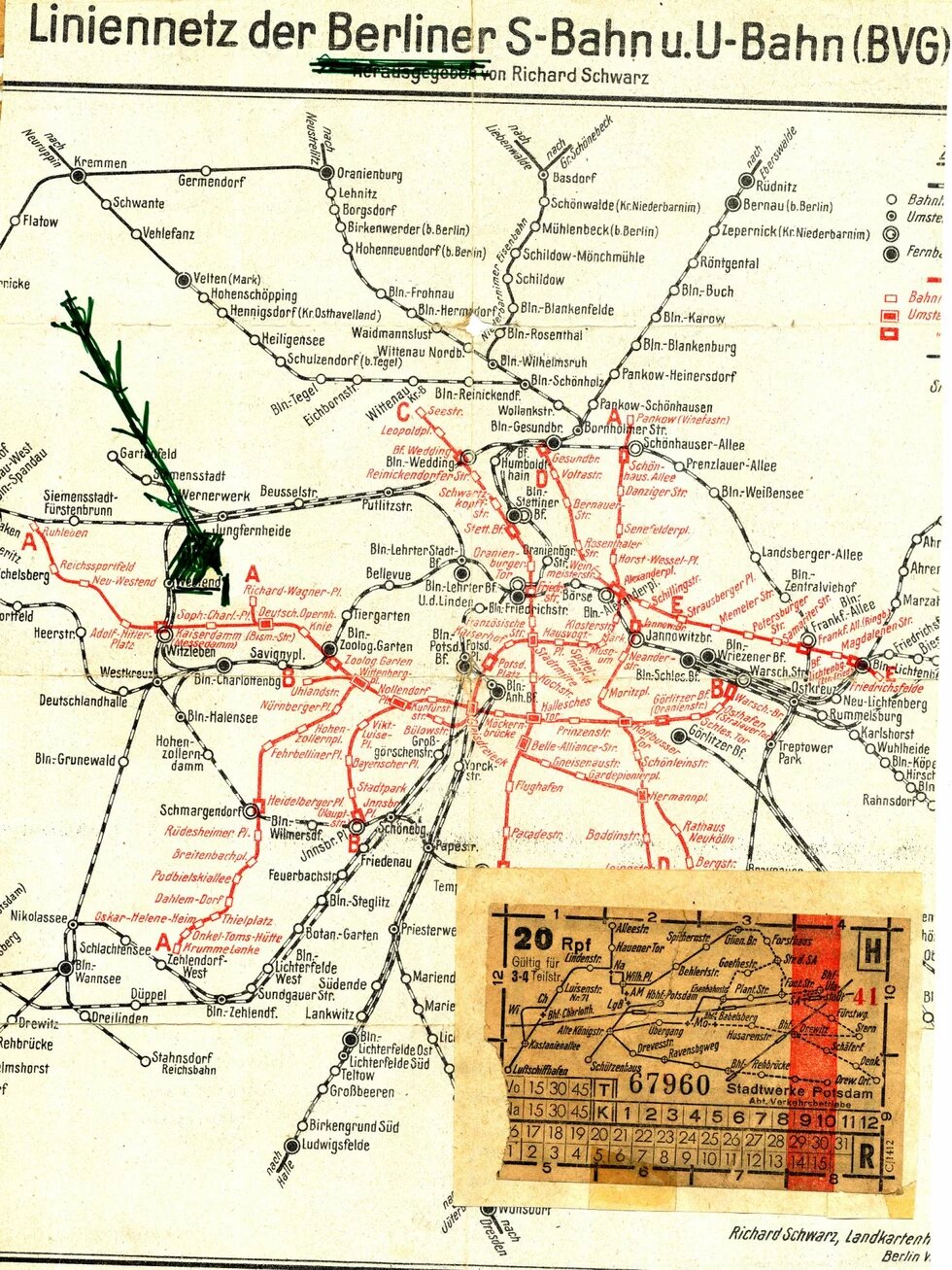 Historischer Netzplan der Berliner S- und U-Bahn mit handschriftlichen Markierungen, unten rechts Fahrkarte eingeklebt.