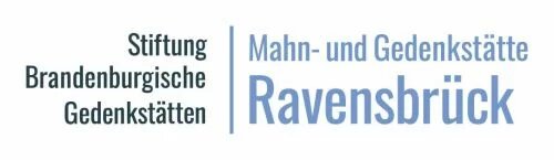 Logo mit Text: links „Stiftung Brandenburgische Gedenkstätten“, rechts „Mahn- und Gedenkstätte Ravensbrück“ in blauer Schrift.