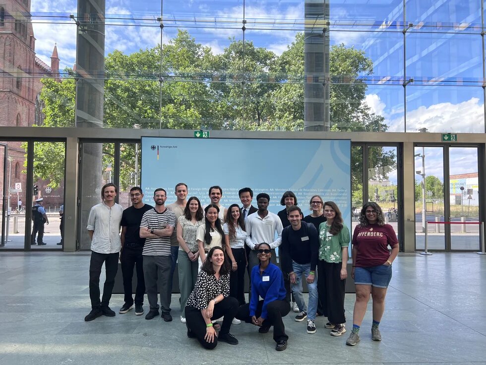 Das Foto zeigt eine Gruppe von Stipendiat*innen im Auswärtigen Amt in Berlin.