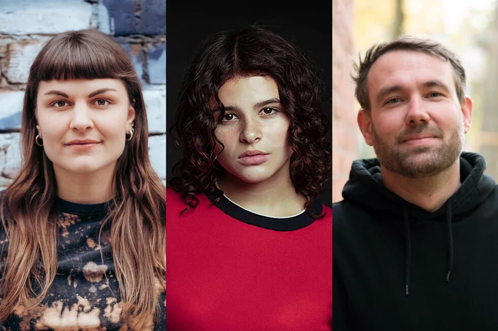 Drei Personen blicken in die Kamera, jeweils vor unterschiedlichem Hintergrund, mittlere Person mit lockigem Haar guckt ernst.