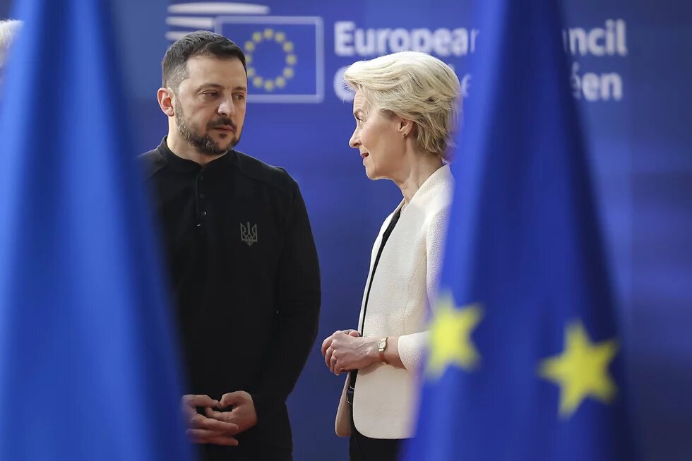 Das Foto zeigt EU-Kommissionspräsidentin Ursula von der Leyen im Gespräch mit Wolodymyr Selenskyj, Präsident der Ukraine.