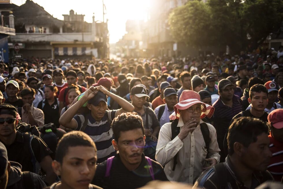 Mittelamerikanische Migrant*innen, die vor der Rodolfo-Robles-Brücke an der Grenze zwischen Guatemala und Mexiko festgehalten werden, wo Migrationsbeamte sie daran hindern, mexikanischen Boden zu betreten.