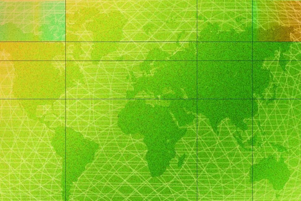 Weltkarte in Grüntönen, überzogen von Raster und Liniennetz; Kontinente schemenhaft, Hintergrund mit geometrischen Strukturen.