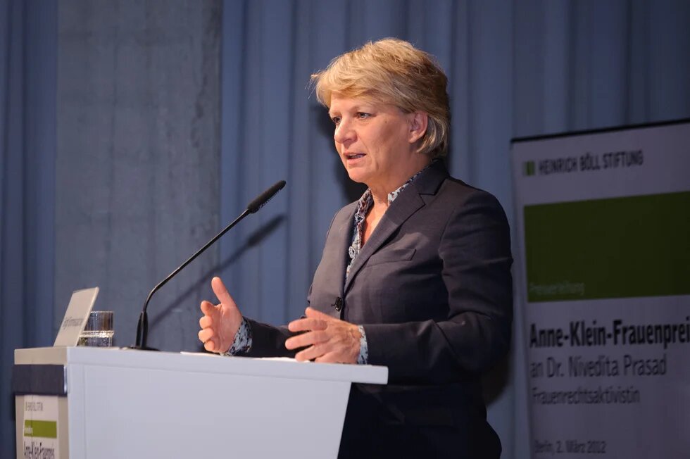 Barbara Unmüßig am Pult bei der Eröffnungsrede zum Anne-Klein Frauenpreis  für Nivedita Prasad