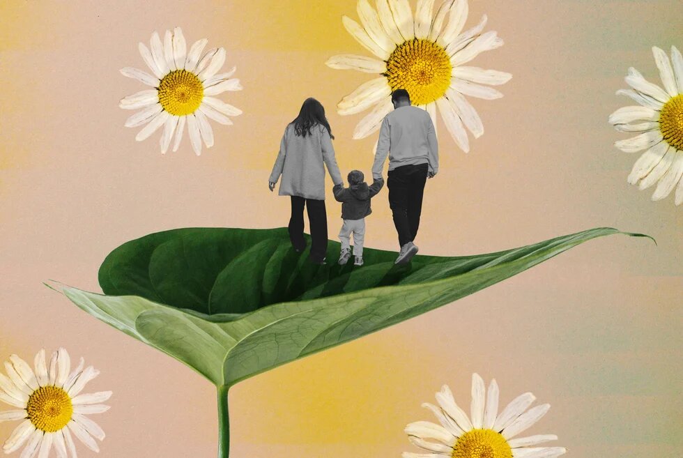 Zwei Erwachsene und Kind gehen auf großem Blatt; ringsum Gänseblumen vor hellem Hintergrund.