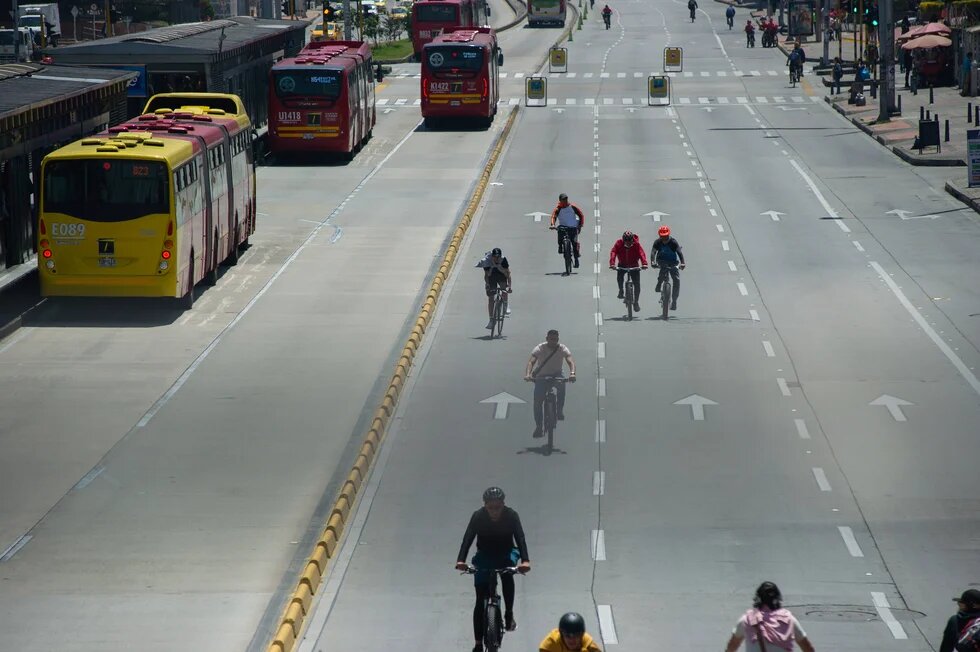 Das Fpto zeigt mehrere Radfahrer auf einer mehrspurigen Straße.