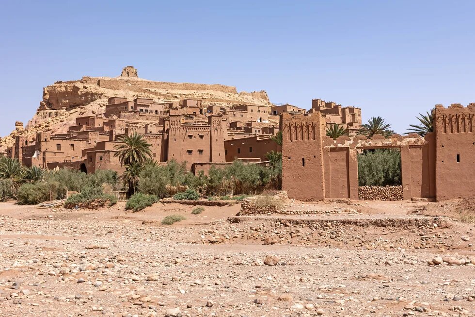 Das Foto zeigt Ait Benhaddou, eine bekannte, aus Ton gebaute Stadt in Marokko.