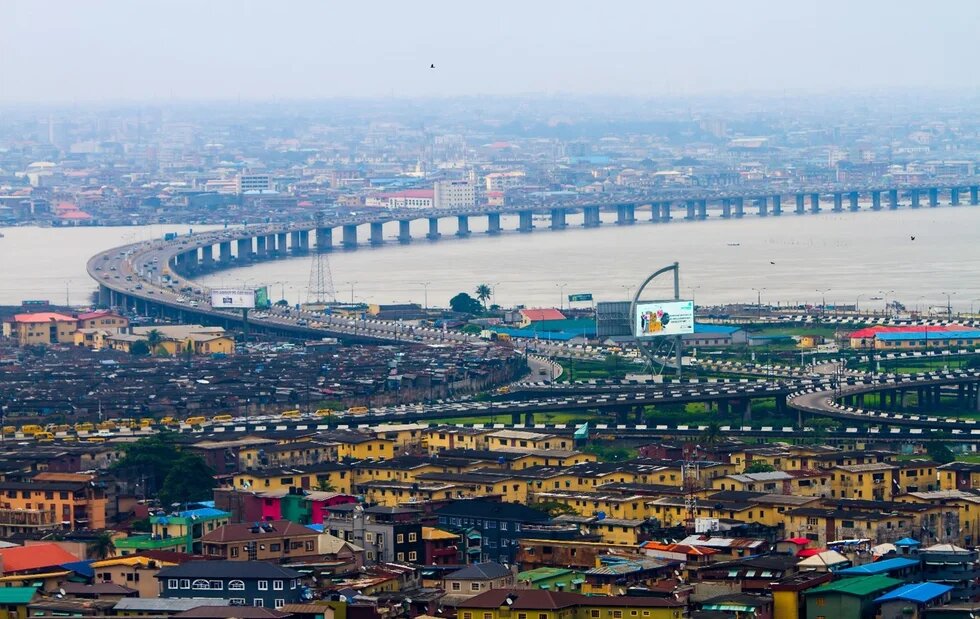 Das Foto zeigt die Third Mainland Bridge in Lagos in Totale.