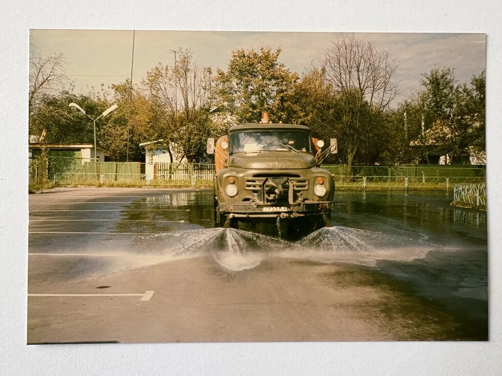 Auch mehr als zwei Jahre nach der Reaktorkatastrophe müssen die Straßen in der Sperrzone von Spezialfahrzeugen täglich gespült werden.
