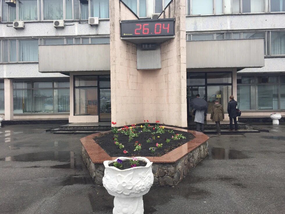 Vor dem stillgelegten Atomkraftwerk Tschornobyl am 26.4. 2016.