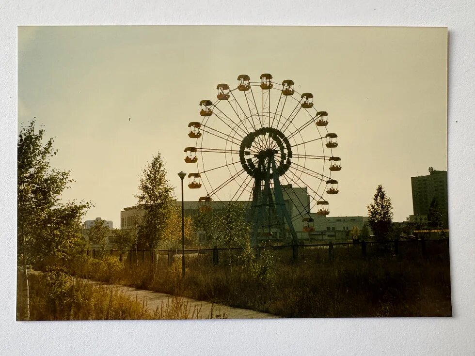 Ein Überbleibsel der Zivilisation: In der verlassenen Geisterstadt Pripjat steht noch ein Riesenrad. Im Hintergrund die Hochhäuser der Stadt, in der 50.000 Menschen lebten.