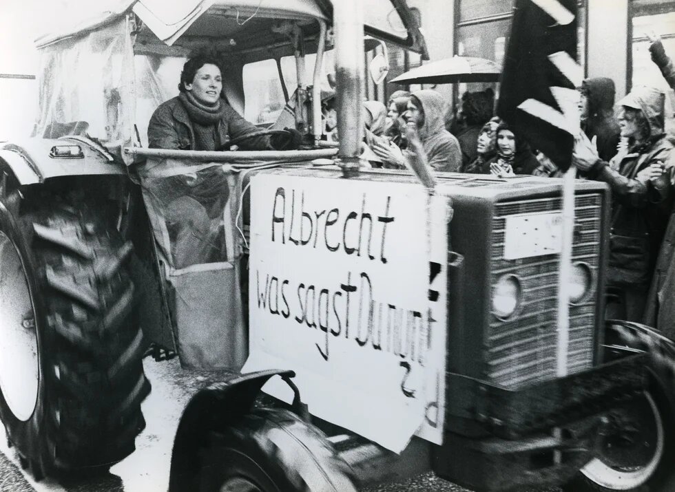 Treck der Anti-Atombewegung nach Hannover bei der Demonstration nach dem Störfall im Atomkraftwerk Harrisburg, 31.03.1979. Mit Banner: „Albrecht was sagst du nun?“ ist der niedersächsischen Ministerpräsidenten Ernst Albrecht gemeint.