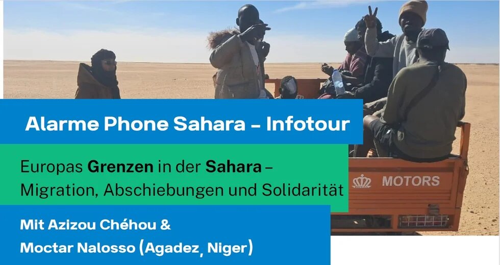 Im Hintergrund ein Foto von mehreren Menschen auf der Ladefläche eines kleinen Fahrzeugs in der Wüste, im Vordergrund ein Banner mit Veranstaltungsthema "Europas Grenzen in der Sahara".