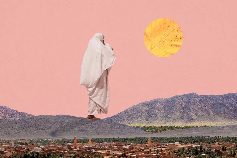 Collage: Verhüllte Person schwebt über einer Wüstenstadt vor Bergen; am rosa Himmel ein gelber Kreis mit Blattstruktur.