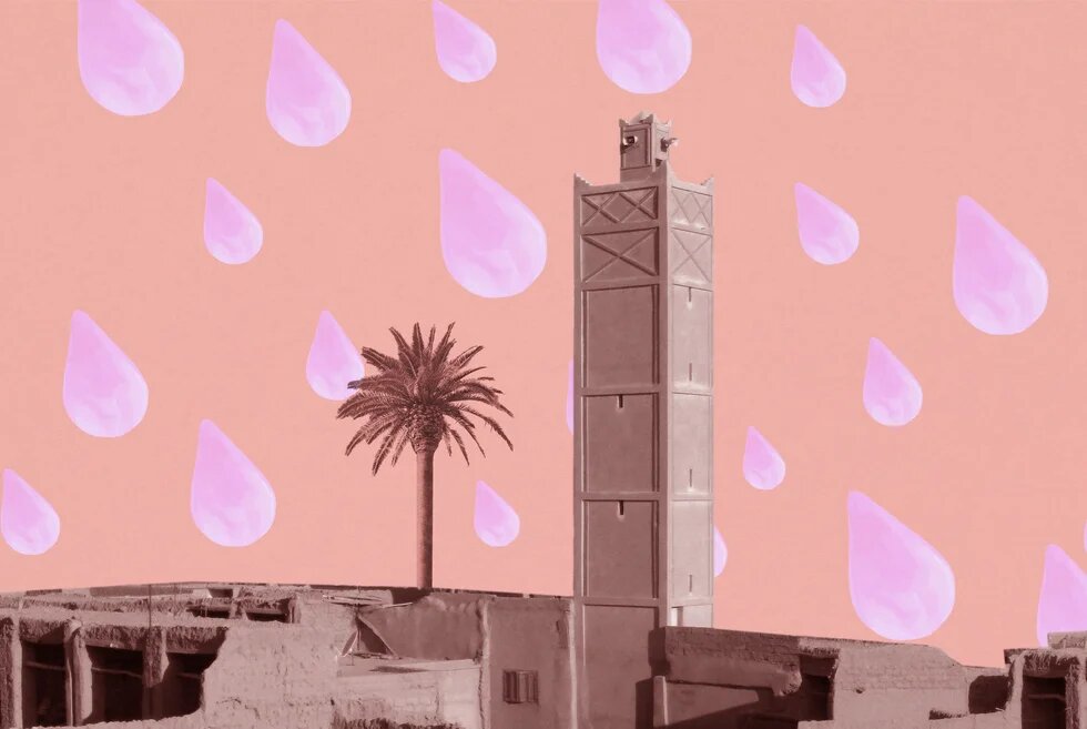 Collage: Minarett und Ruinen einer Moschee, daneben eine Palme, vor einem hellorangenen Himmel, in dem zahlreiche große, rosa Wassertropfen schweben.