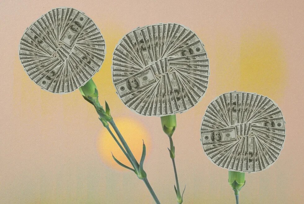 Collage: Drei Blumen mit Blüten aus aufgefächerten 100-Dollar-Scheinen vor hellem Hintergrund.