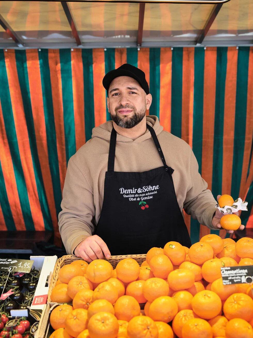 Umut hinter seinem Obst- und Gemüsestand