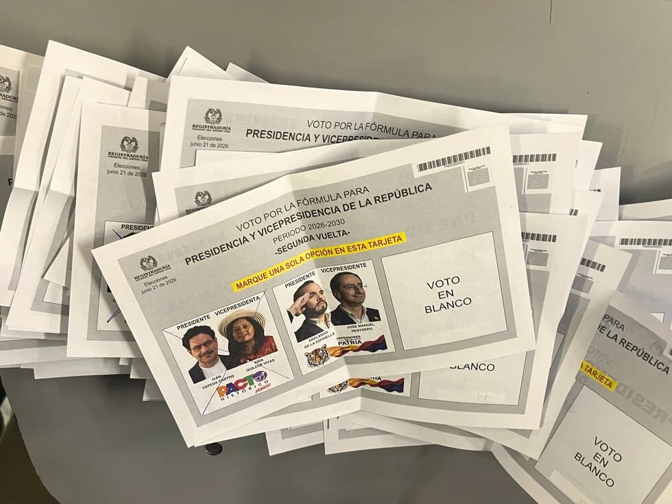 Stapel von Wahlzetteln für die kolumbianische Präsidentschaftswahl liegt auf einem Tisch.