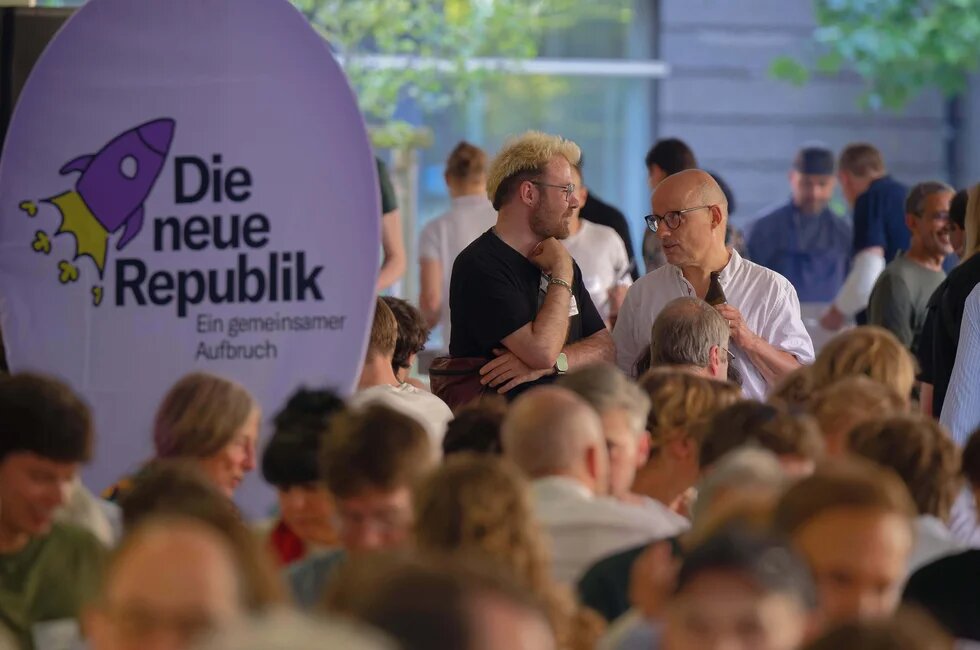 Menschen auf der Terrasse der Heinrich-Böll-Stiftung