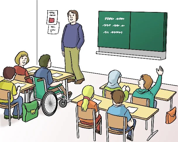 Lehrkraft steht vor der Tafel. Schülerinnen und Schüler sitzen im Klassenraum, eine Person im Rollstuhl, eine meldet sich.