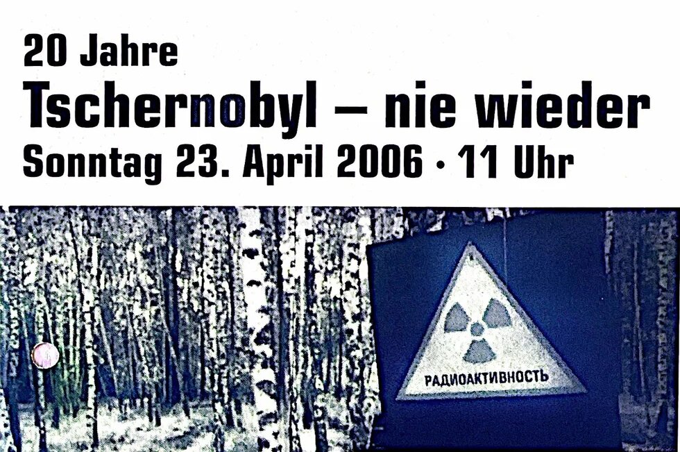 Bild mit Schriftzug im oberen Teil, darunter Foto von einem Wald mit Atom-Warnschild im Vordergrund.